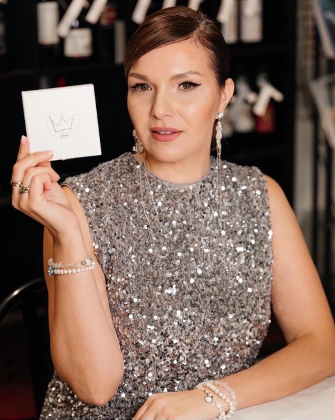 Irina Gueven mit Perlenkette und Ohrringen aus der eigenen Kollektion